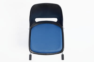 Robuste Schulungsstühle mit C-Freischwinger